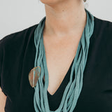 Collar Fold Flecha con cordón textil