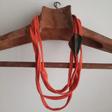 Colar Fold Flecha com fio têxtil