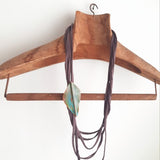 Colar Fold Flecha com fio têxtil