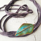 Colar Fold Flecha com fio têxtil
