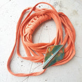 Colar Fold Flecha com fio têxtil