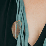 Colar Fold Arrow com fio têxtil